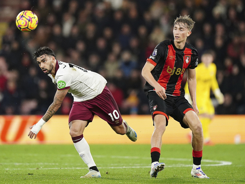 Lucas Paqueta (vľavo) z West Hamu a Dean Huijsen z Bournemouthu v súboji o loptu