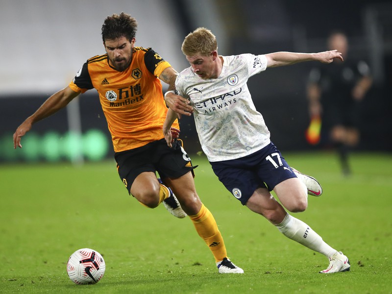 Kevin De Bruyne a Ruben Neves v súboji o loptu