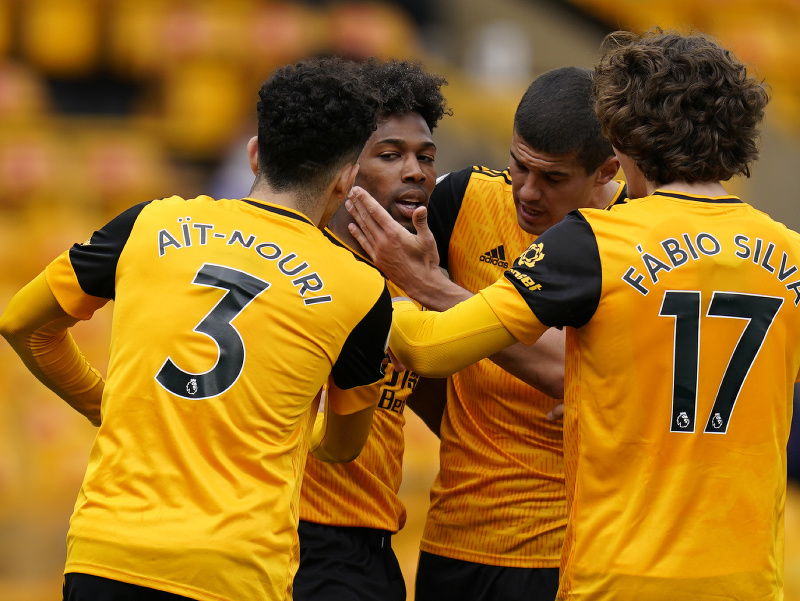 Adama Traoré v drese Wolverhamptonu oslavuje gól so spoluhráčmi