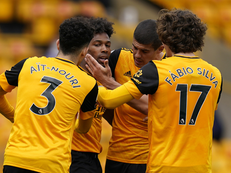 Adama Traoré v drese Wolverhamptonu oslavuje gól so spoluhráčmi