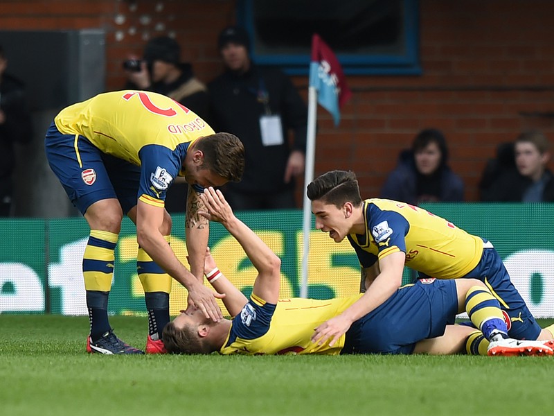 Aaron Ramsey (v strede) oslavuje gól do siete Burnley