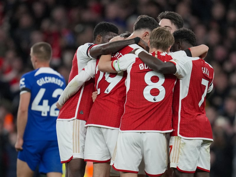 Futbalisti Arsenalu sa radujú z gólu do siete Chelsea