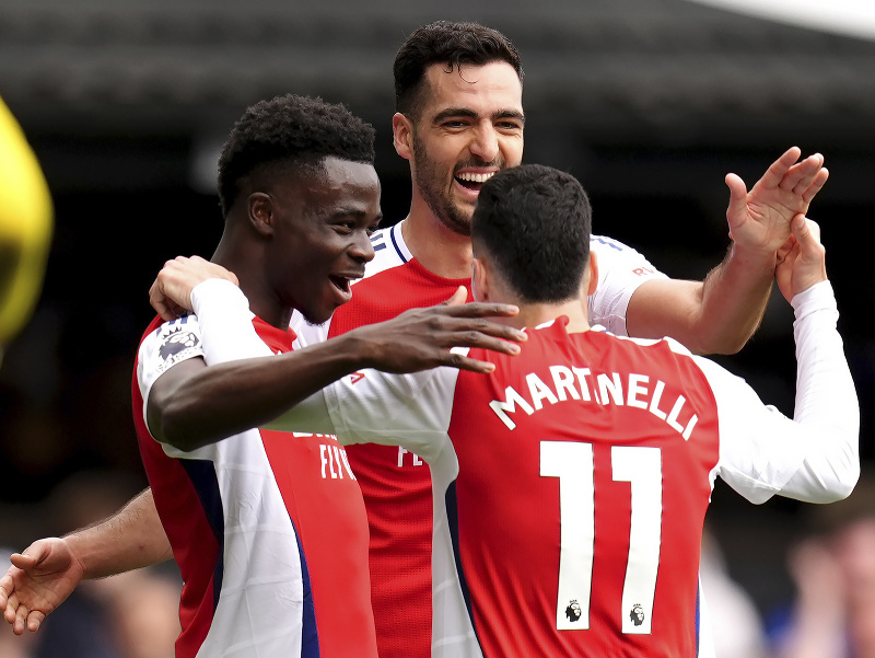 Hráč Arsenalu Gabriel Martinelli (vpravo) sa teší z gólu 
