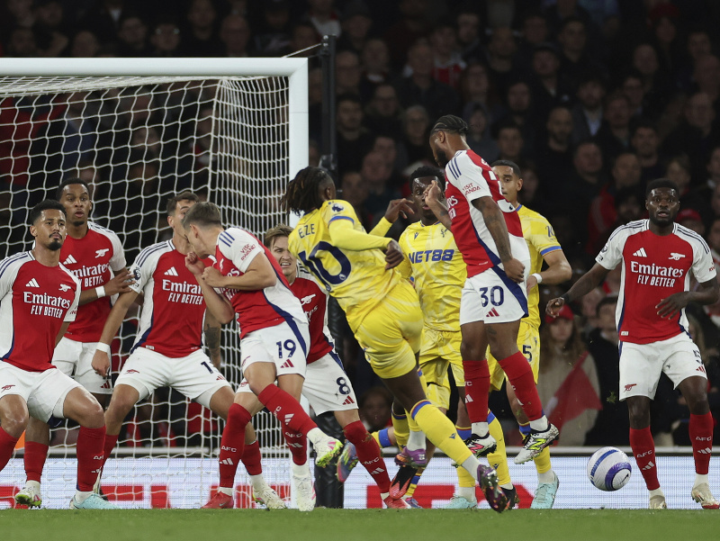 Futbalista Crystal Palace Eberechi Eze (10) strieľa gól