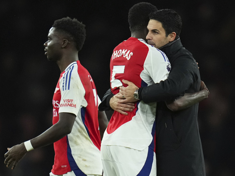 Tréner Arsenalu Mikel Arteta oslavuje s hráčmi triumf nad Manchestrom United