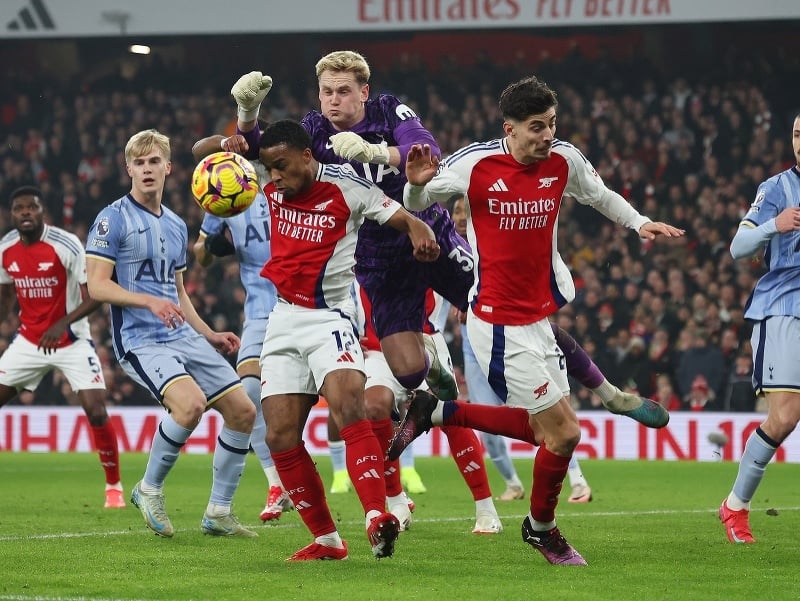 Antonín Kinský zasahuje v londýnskom derby Arsenalu s Tottenhamom