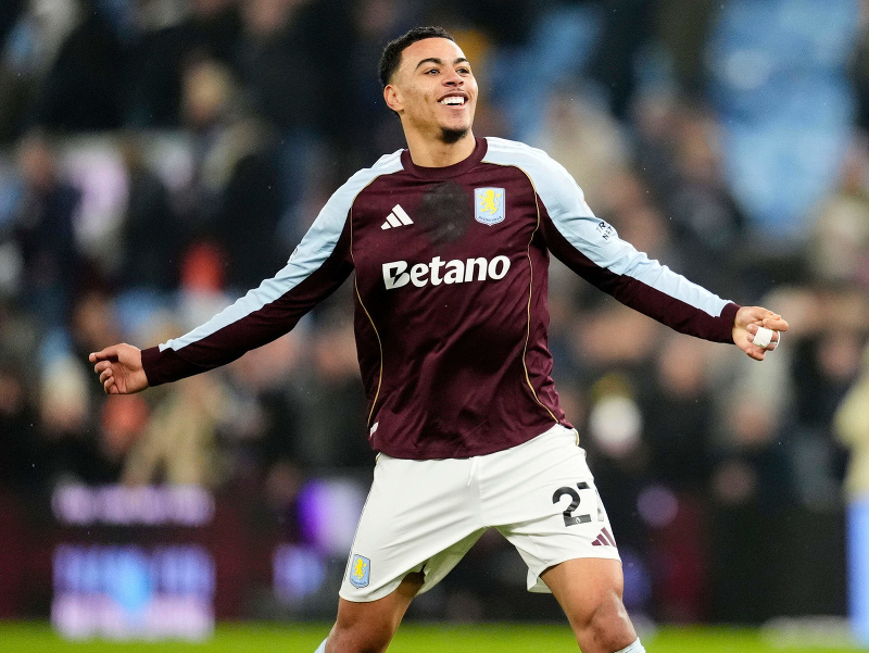 Morgan Rogers sa teší z výhry Aston Villy nad Manchestrom United