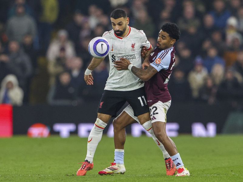 Mohamed Salah a Ian Maatsen v súboji