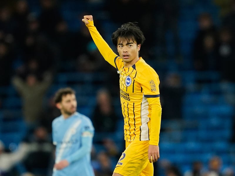 Hráč Brightonu Kaoru Mitoma sa raduje po strelení gólu