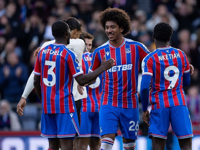 Hráči Crystal Palace oslavujú gól