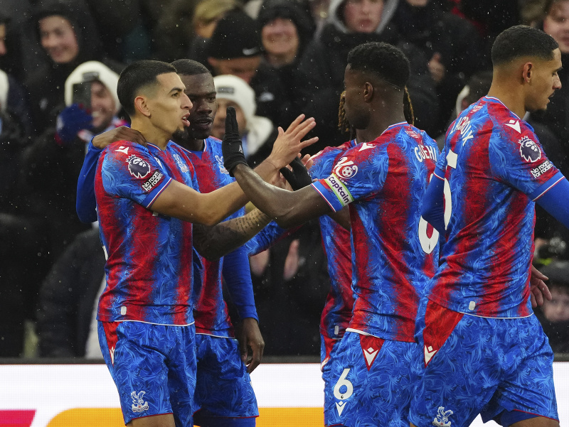 Hráči Crystal Palace oslavujú gól do siete Manchestru City