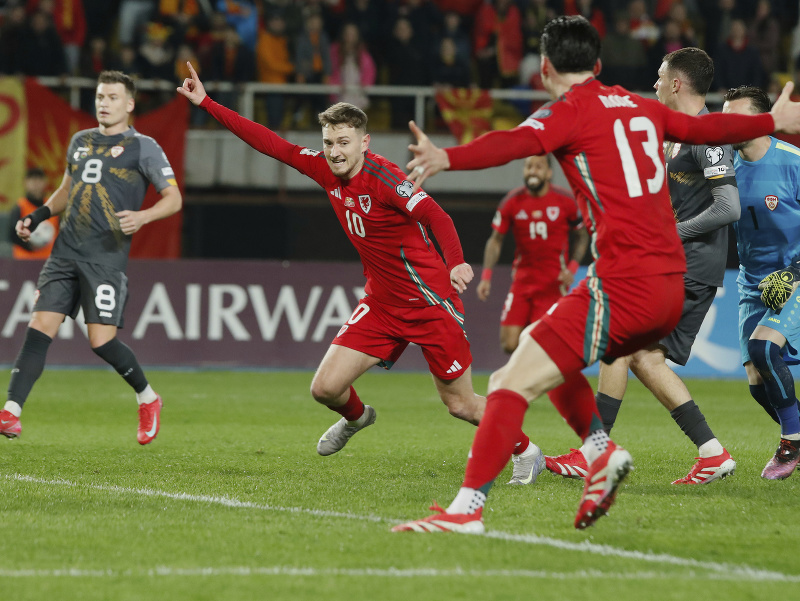 David Brooks (číslo 10) oslavuje gól do siete Severného Macedónska