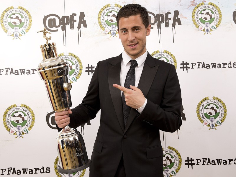 Eden Hazard s trofejou pre najlepšieho hráča anglickej Premier League
