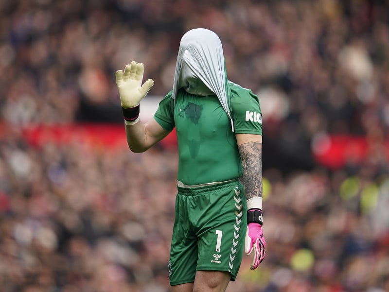 Brankár Evertonu Jordan Pickford si dresom zakryl tvár počas zápasu s Manchesterom United