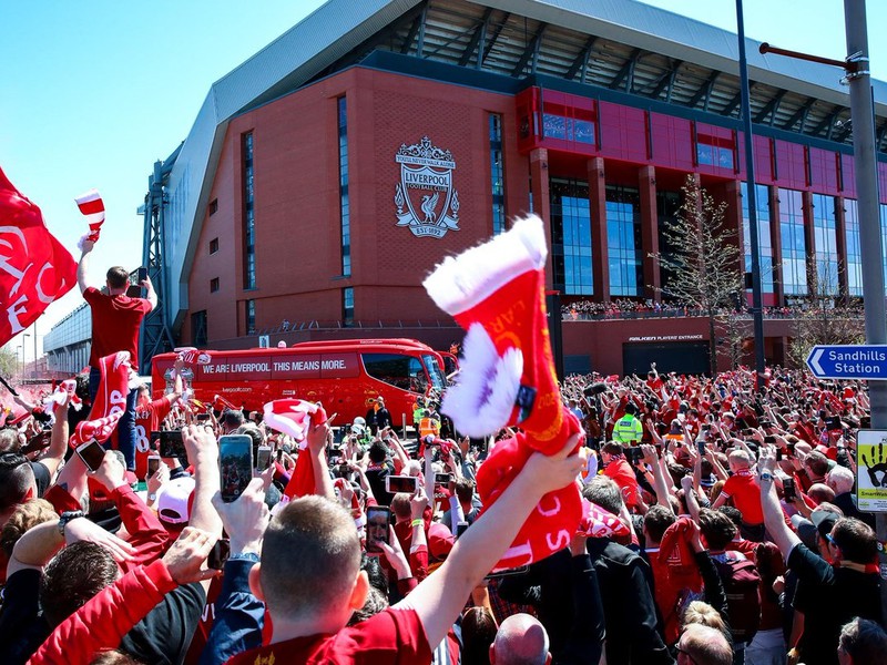 Fanúšikovia Liverpoolu pred Anfieldom