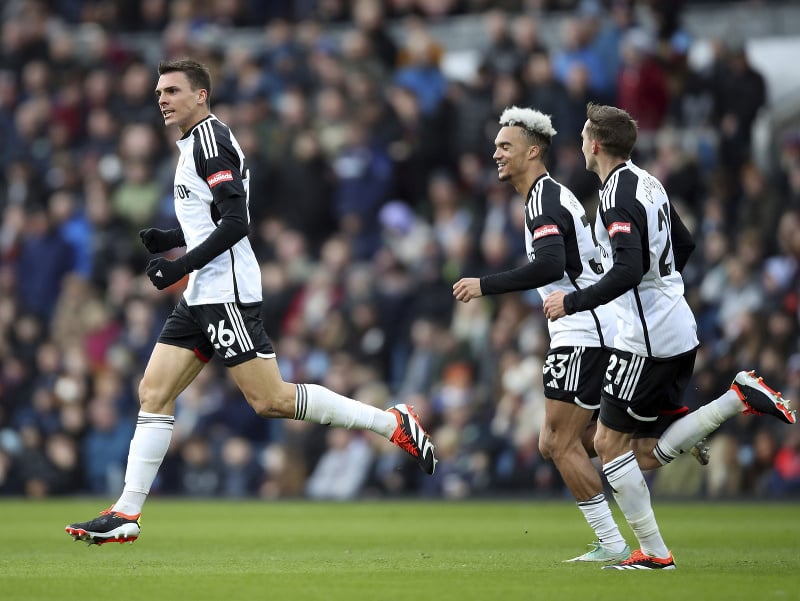 João Palhinha (vľavo) oslavuje gól Fulhamu