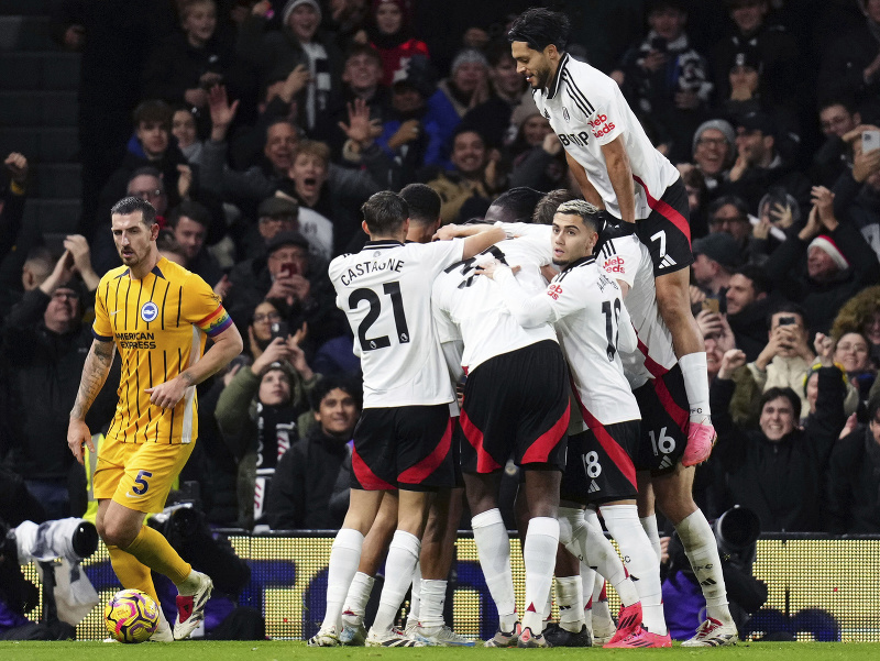 Na snímke hráči Fulhamu sa radujú z gólu do siete Brightonu