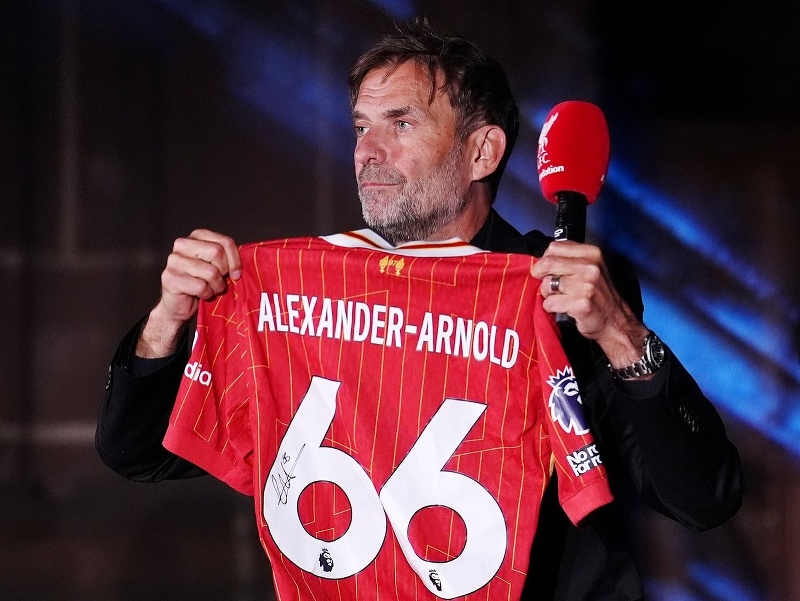 Jürgen Klopp drží podpísaný dres Trenta Alexandra-Arnolda