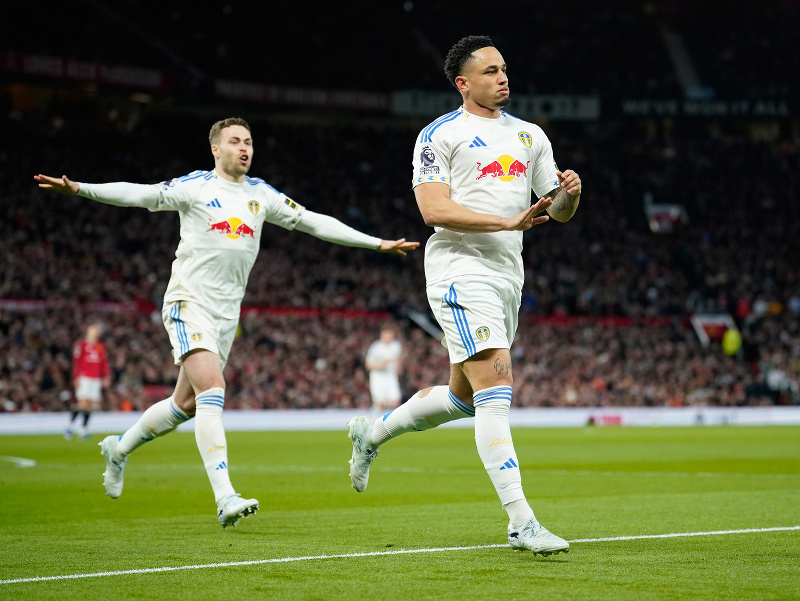 Hráč Leedsu Noah Okafor (vpravo) oslavuje