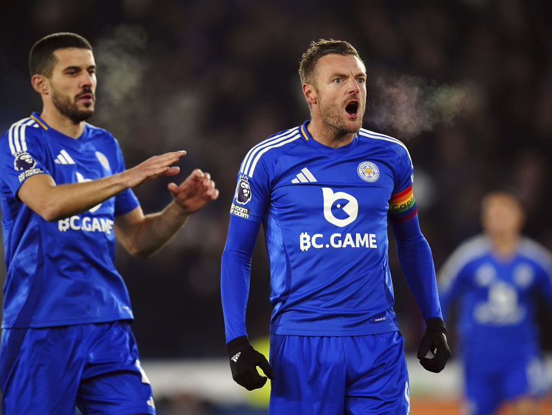 Jamie Vardy (vpravo) z Leicesteru City sa raduje z gólu 
