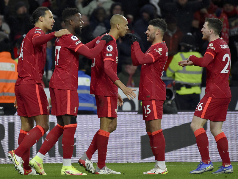Futbalisti Liverpoolu oslavujú gól v záverečných minútach