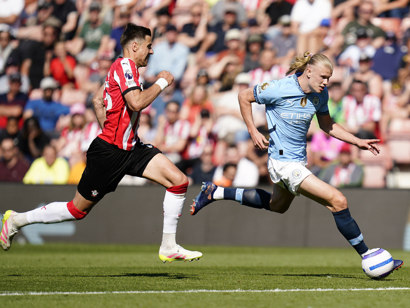 Hráč Manchesteru Erling Haaland (vpravo) a hráč Southamptonu Jan Bednarek bojujú o loptu 