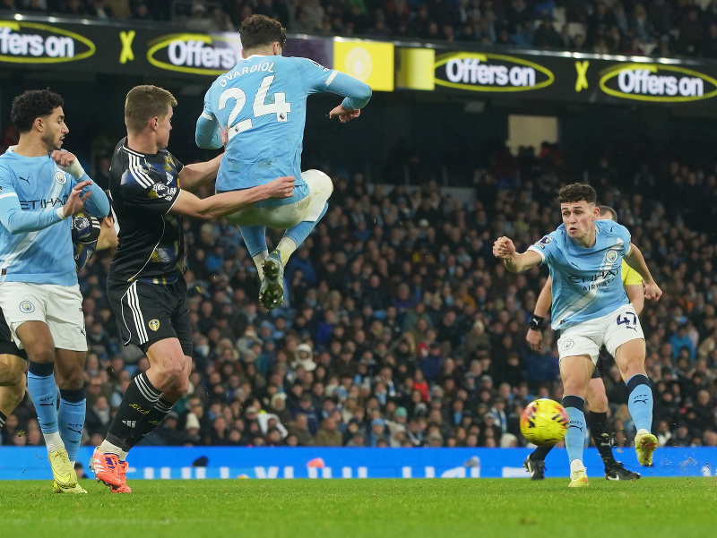 Phil Foden (vpravo) strieľa gól