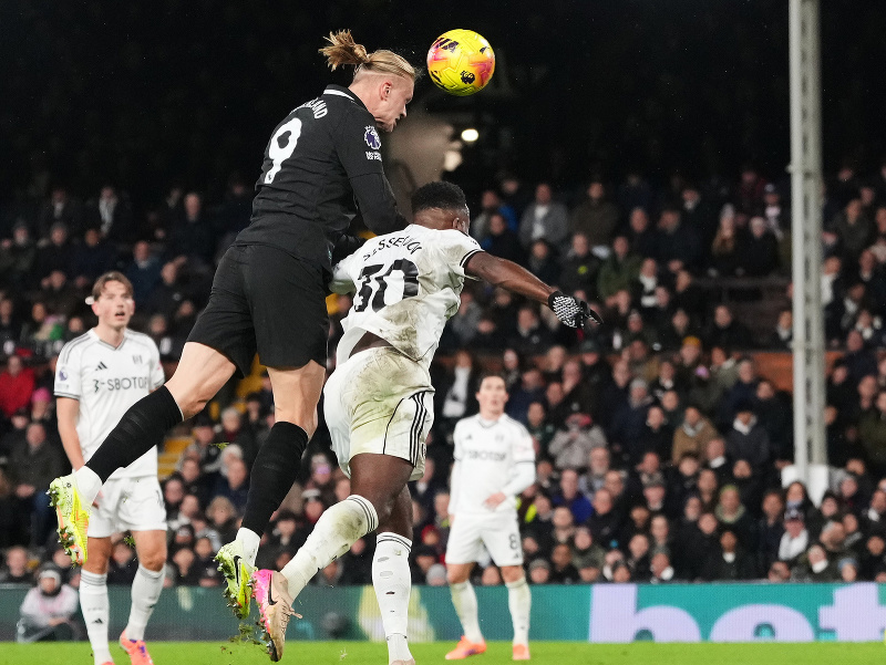 Erling Haaland v súboji s Ryan Sessegnon