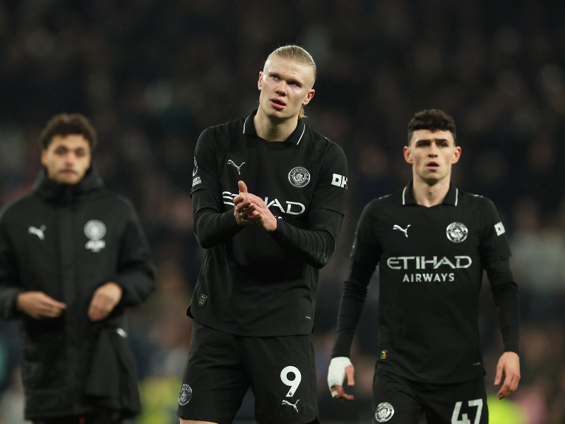 Erling Haaland reaguje počas zápasu