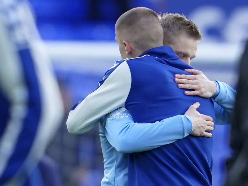 Oleksandr Zinčenko a Vitalij Mykolenko sa zdravia pred vzájomným súbojom v Premier League