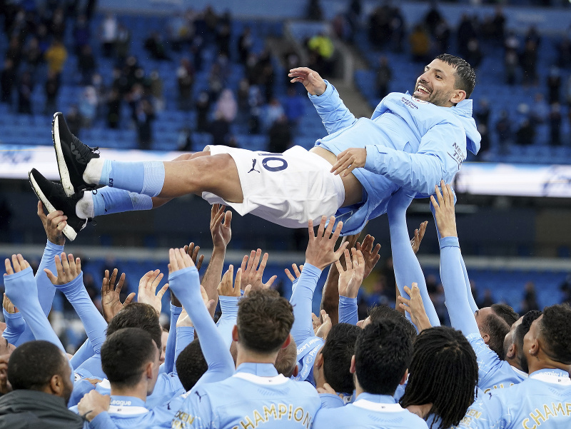 Hráči ManCity vyhadzujú do vzduchu Sergia Agüera počas osláv majstrovského titulu