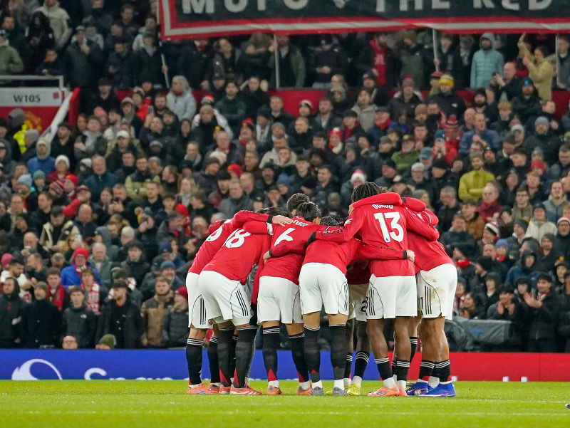 Futbalisti Manchestru United sa objímajú v kruhu pred zápasom 