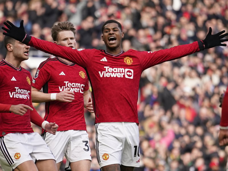 Hráči Manchester United FC oslavujú gól Marcusa Rashforda na 2:0