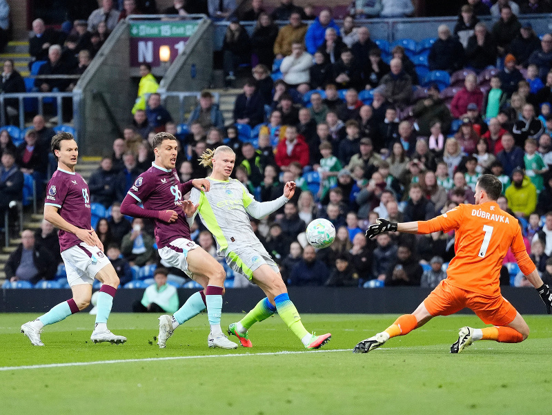 Slovenský brankár v drese Burnley Martin Dúbravka (vpravo), ktorého prekonáva futbalista Manchestru City Erling Haaland 