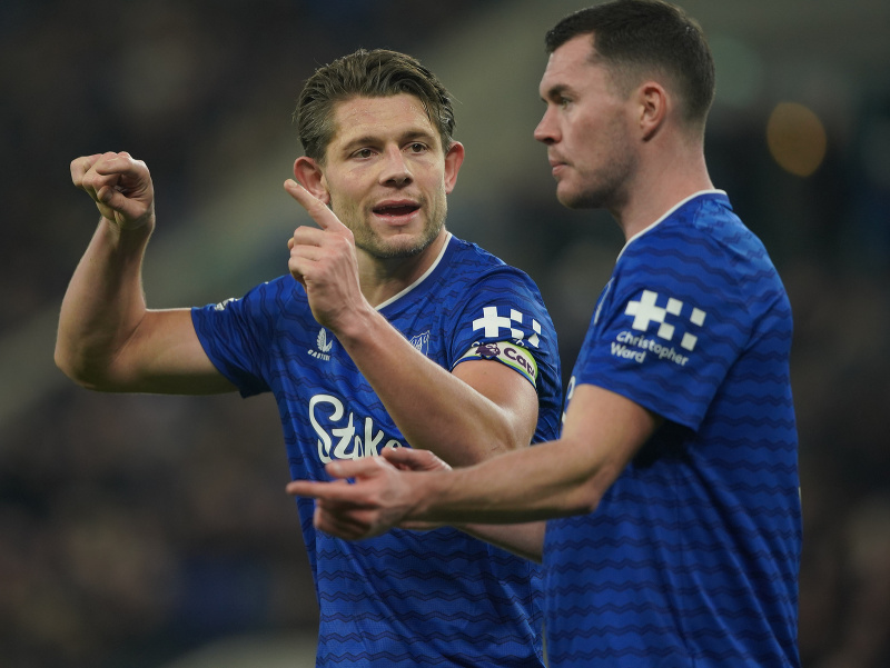 Vpravo obranca Evertonu Michael Keane, vľavo jeho spoluhráč James Tarkowski 