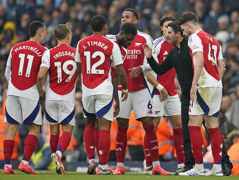 Tréner Arsenalu Mikel Arteta dohovára svojim zverencom