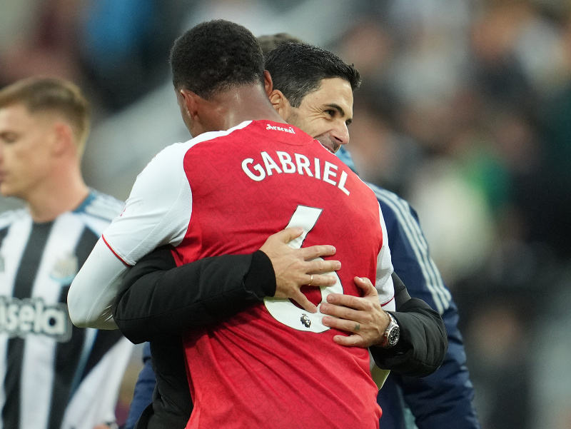 Obranca Gabriel a tréner Arsenalu Mikel Arteta oslavujú víťazstvo