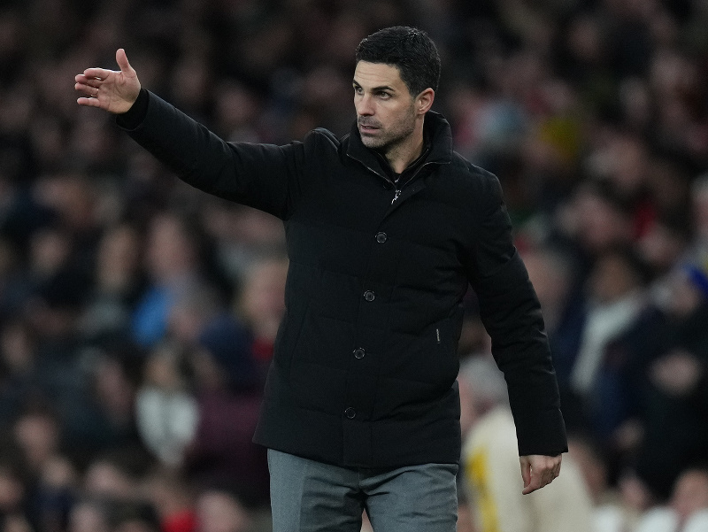 Tréner Mikel Arteta rozdáva pokyny počas zápasu Arsenalu