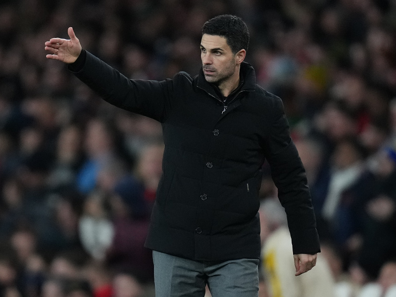 Tréner Mikel Arteta rozdáva pokyny počas zápasu Arsenalu
