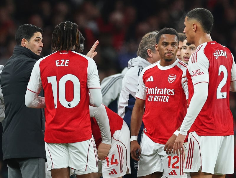 Mikel Arteta rozdáva pokyny svojim zverencom, v strede Jurrien Timber