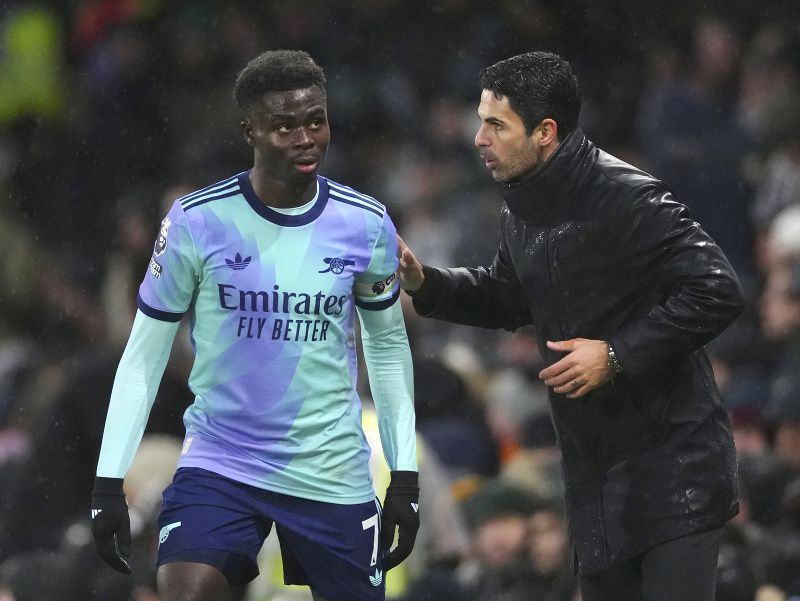 Manažér Arsenalu Mikel Arteta (vpravo) hovorí s Bukayom Sakom z Arsenalu