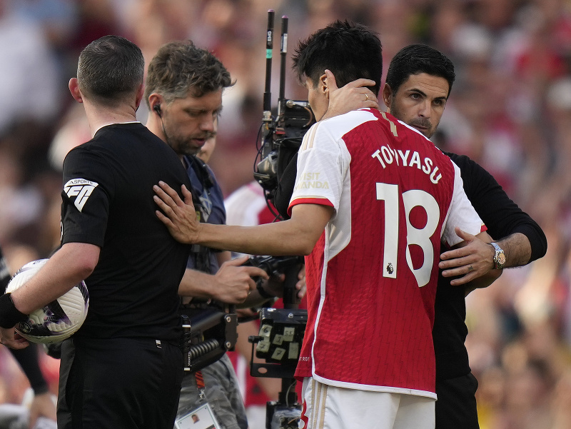 Obranca Arsenalu Takehiro Tomiyasu a manažér Mikel Arteta