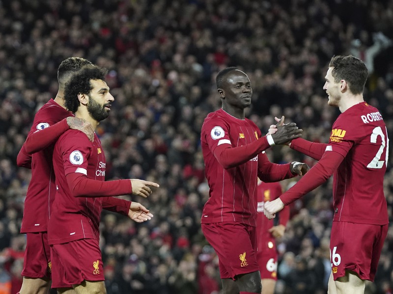Mohamed Salah oslavuje so spoluhráčmi vedúci gól LFC
