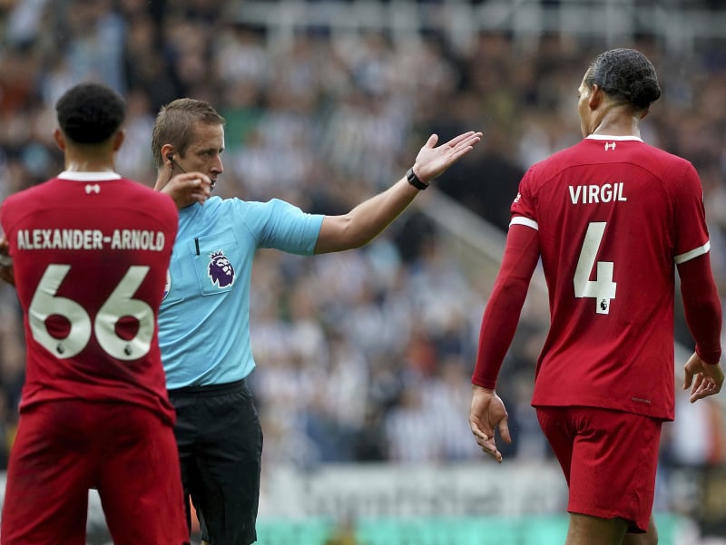 Virgil van Dijk dostáva červenú kartu
