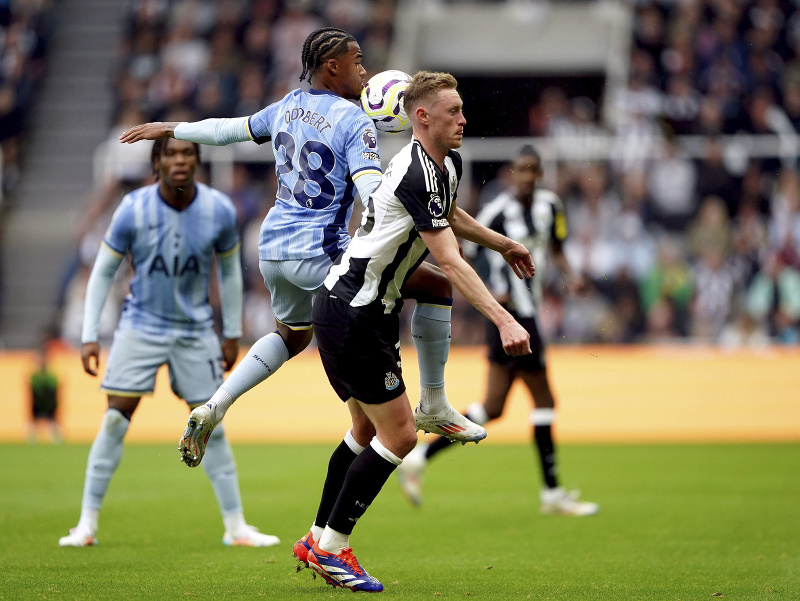 Wilson Odobert a Sean Longstaff v súboji