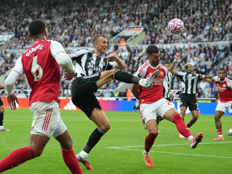 Dan Burn a Mikel Merino v súboji