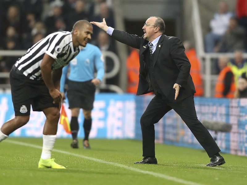 Rafael Benitez rozdáva pokyny