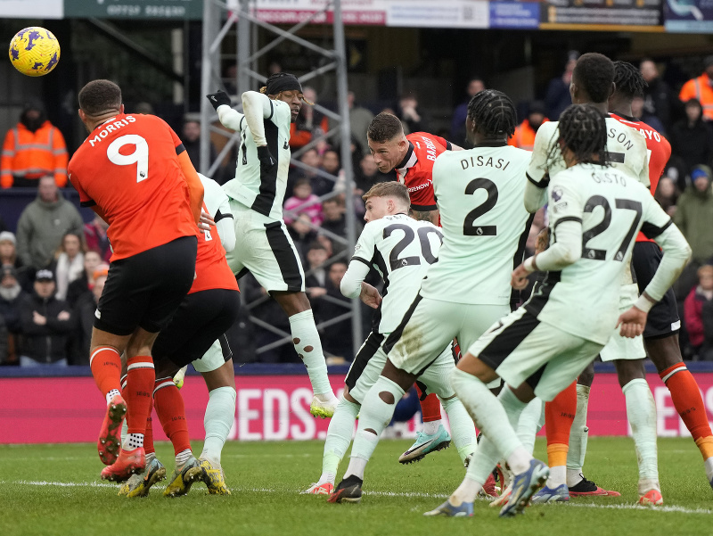 Ross Barkley strieľa gól hlavou
