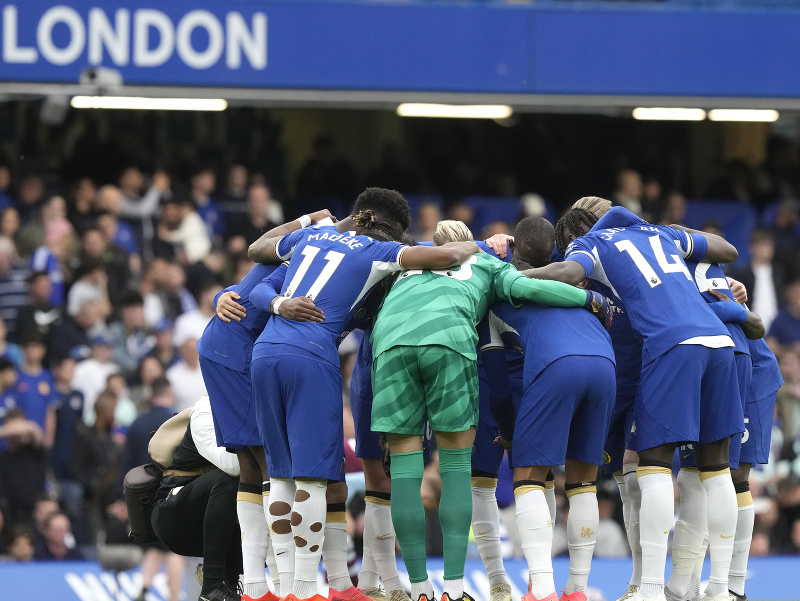 Futbalisti Chelsea Londýn stoja v kruhu pred zápasom