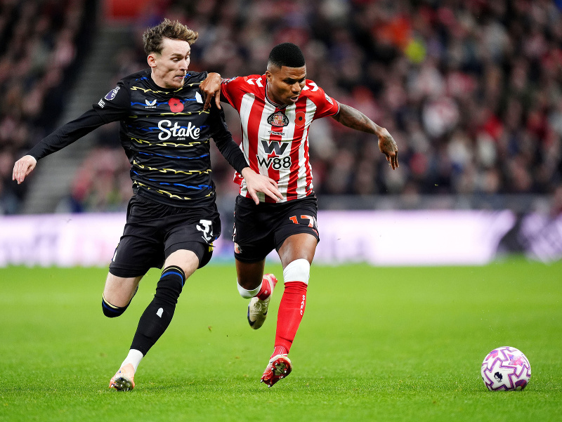 Futbalista Evertonu James Garner (vľavo) a hráč Sunderlandu Reinildo Mandava bojujú o loptu 